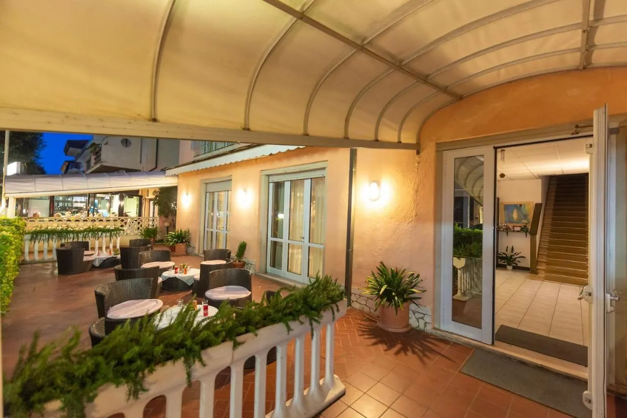 Hotel Sirena ليدو دي كامايوري 3*,  إيطاليا